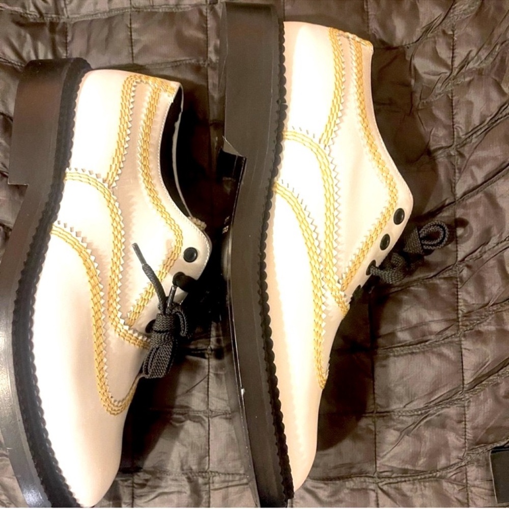 Burberry Cream and Black Shoes - Picture 5 of 9